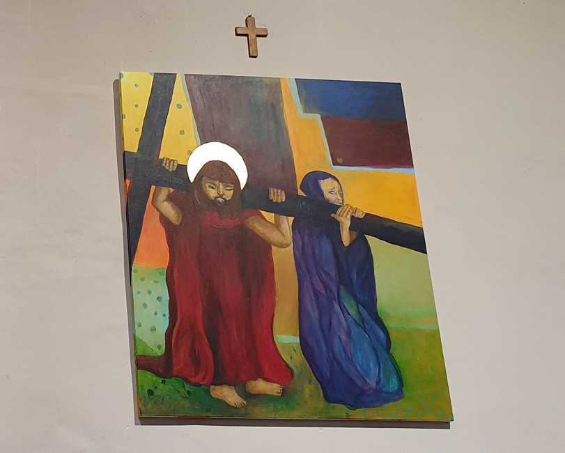 Kreuzwegbild: Jesus trägt sein Kreuz, ihm wird geholfen.