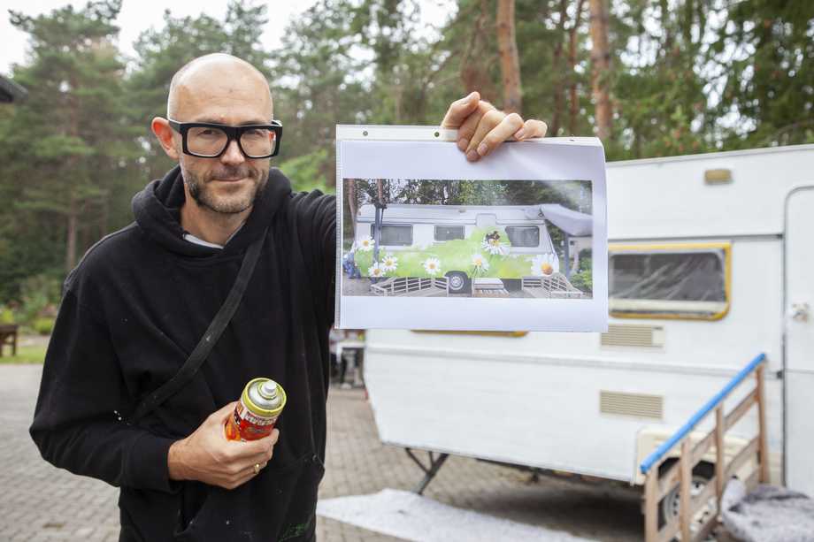 Oliver Schwan zeigt, wie der Wohnwagen im „Sinnesgarten“ bald aussehen soll.
