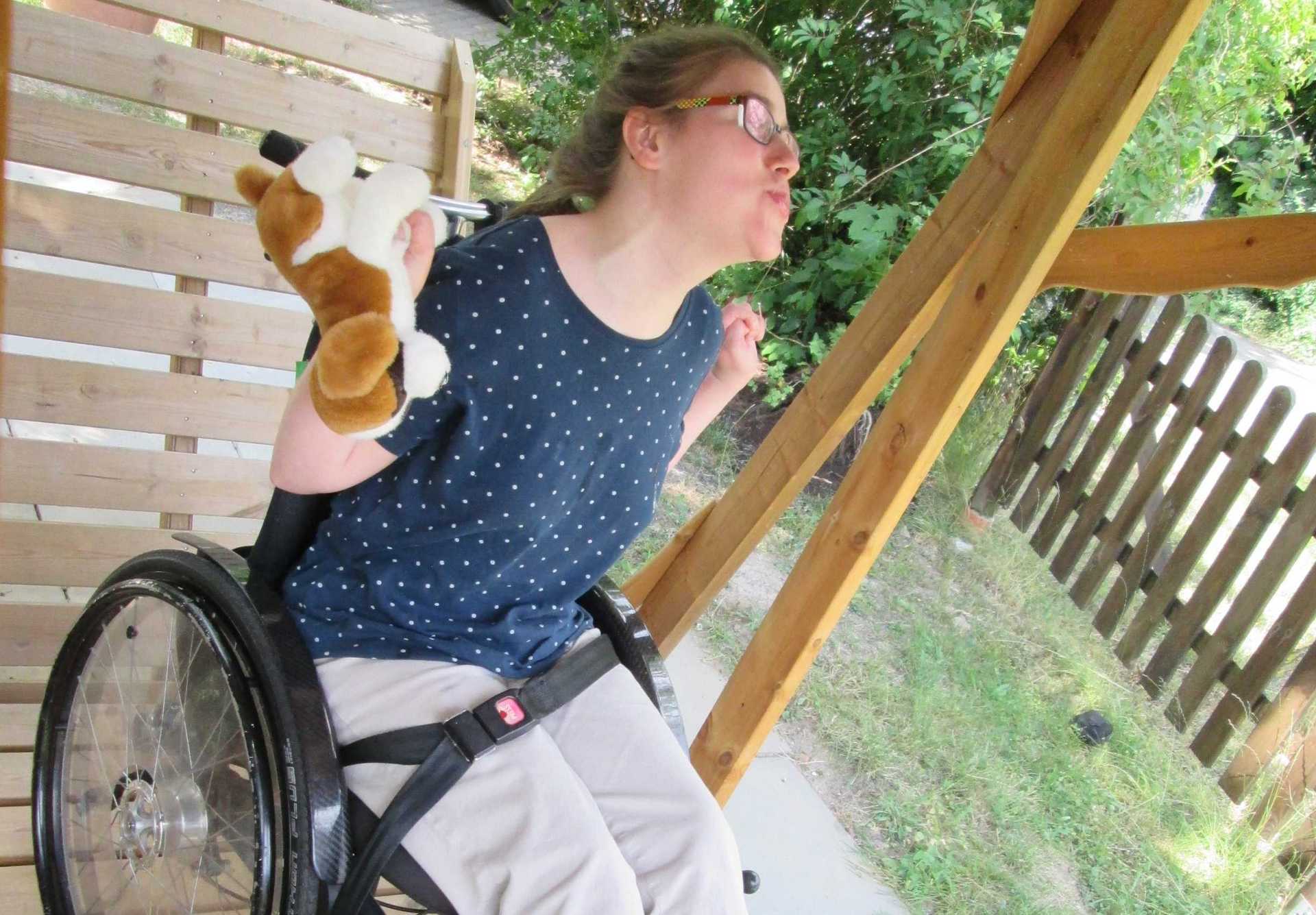 Eine Frau im Rollstuhl in einer Schaukel