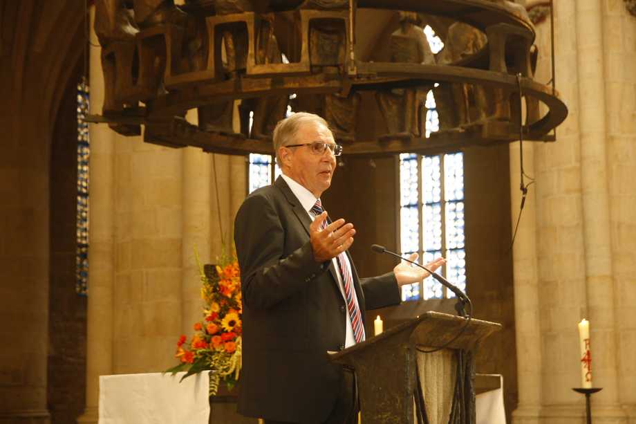 Pastor Ulrich Stoebe hält eine Rede an einem Rednerpult.