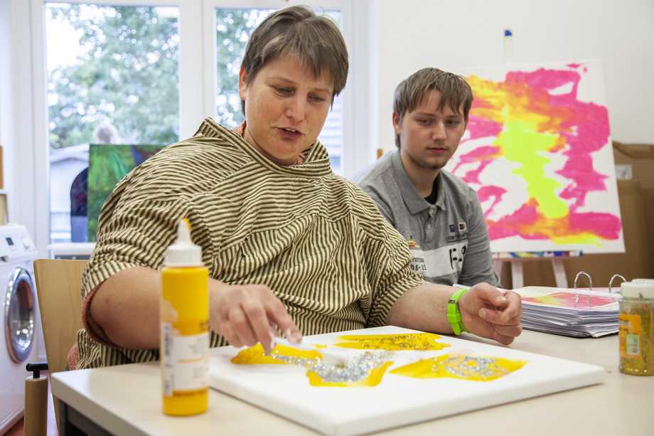 Petra Hersche probiert mit ihrem Sohn Florian in der Kreativwerkstatt verschiedene Maltechniken aus.